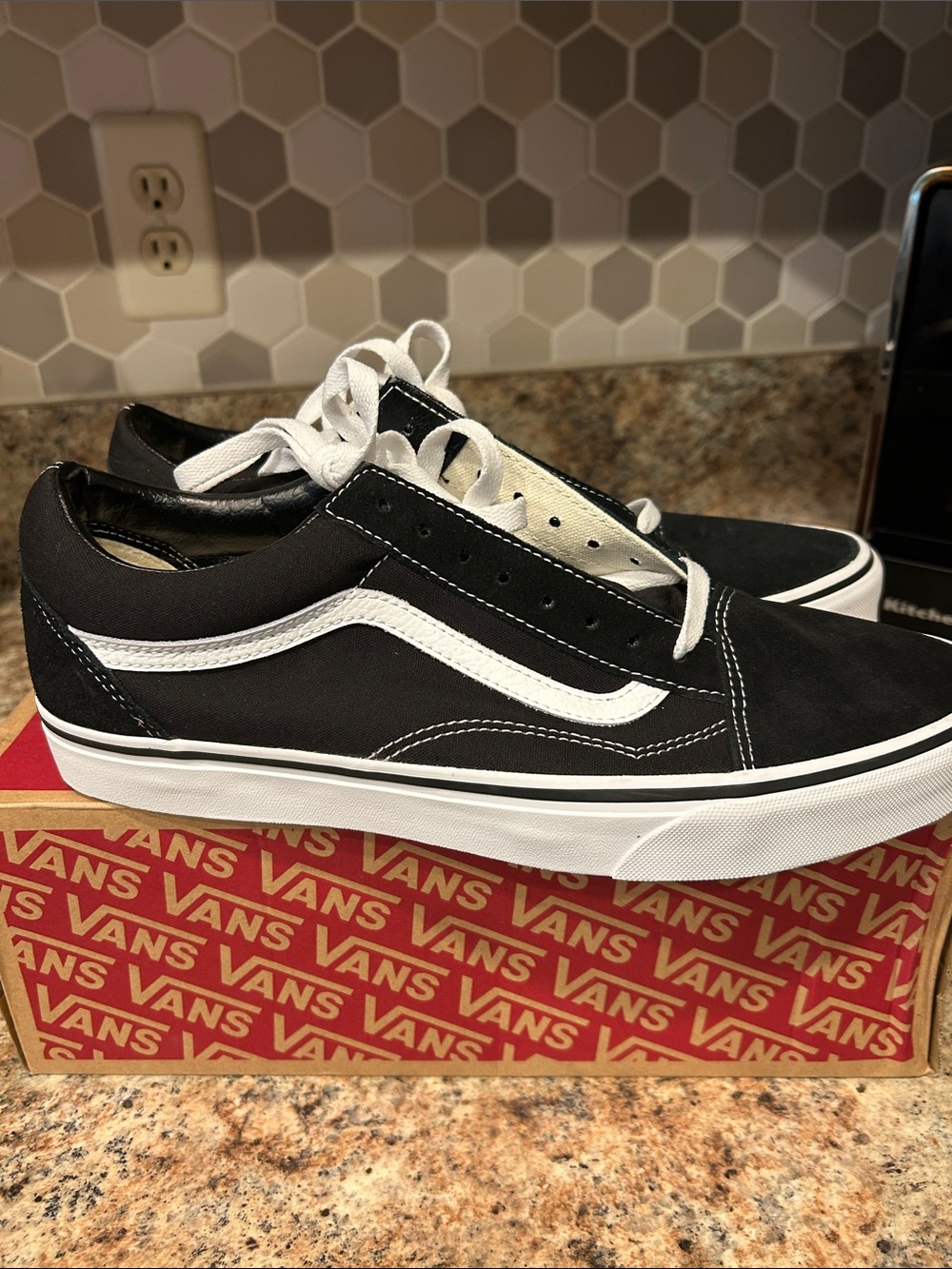 Van’s Old Skool Classic Black and White Skate Sneakers - Men's 11 New w/box - Picture 4 of 8